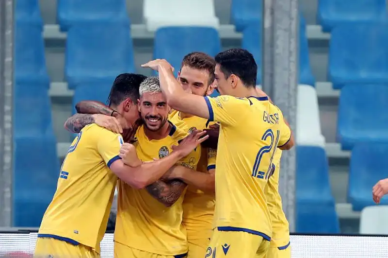Si ferma il Verona, bloccato per  3-3 a Reggio Emilia dal Sassuolo: dopo un primo tempo senza reti, la ripresa è pirotecnica, con 6 gol.