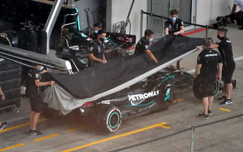 Dopo lo stop causato dalla pandemia di Coronavirus sono scese in pista finalmente le monoposto di F1, con la novità delle Mercedes in livrea nera.