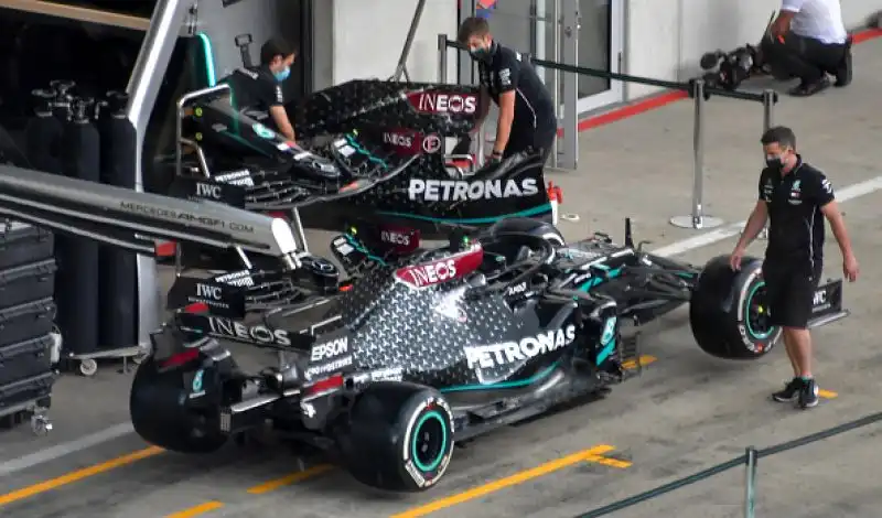 Dopo lo stop causato dalla pandemia di Coronavirus sono scese in pista finalmente le monoposto di F1, con la novità delle Mercedes in livrea nera.