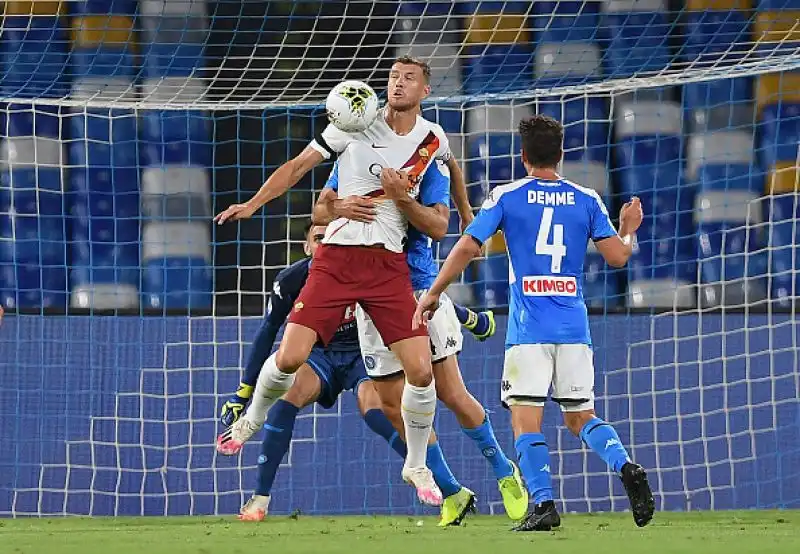 Una magia di Insigne permette al Napoli di battere la Roma per 2-1 al San Paolo e di agganciarla al quinto posto in classifica a quota 48 punti.