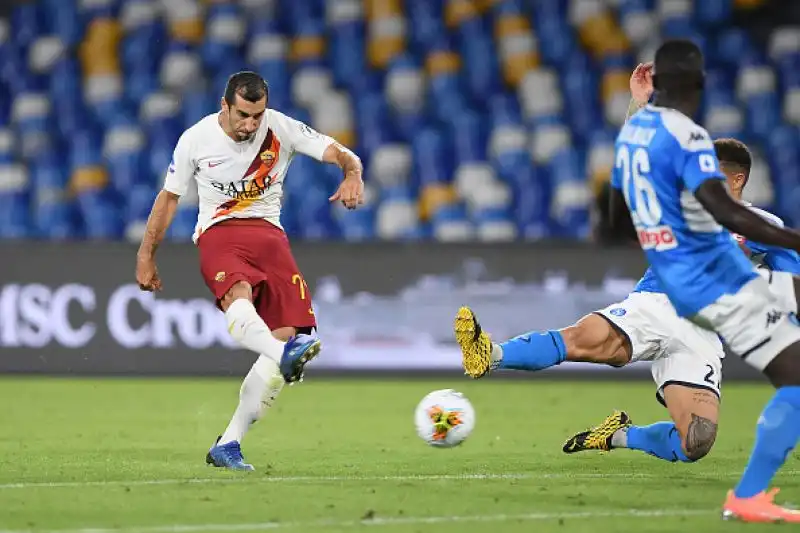 Una magia di Insigne permette al Napoli di battere la Roma per 2-1 al San Paolo e di agganciarla al quinto posto in classifica a quota 48 punti.