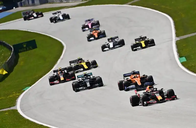 Hamilton ha vinto davanti a Bottas e Verstappen, Vettel e Leclerc entrano in contatto tra loro al primo giro e sono subito fuori gara.