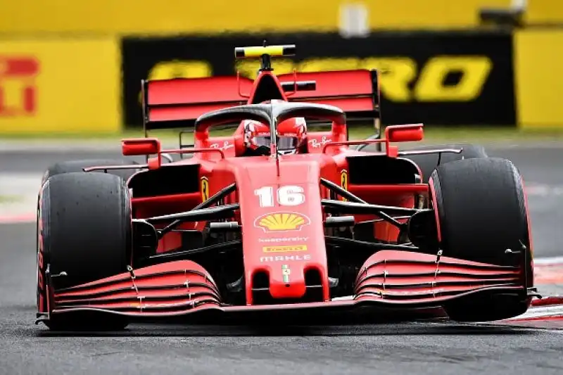 Il britannico ha preceduto il compagno di scuderia, Stroll e Perez, le Ferrari in terza fila con Vettel a Leclerc.