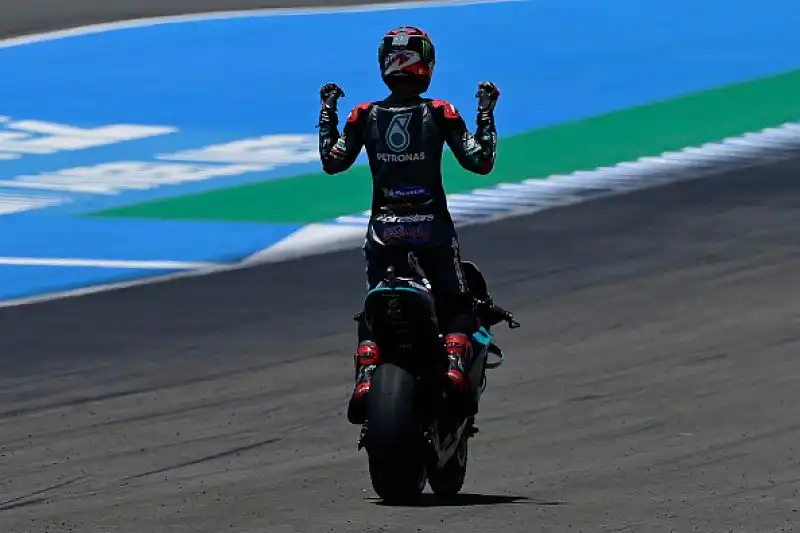 Fabio Quartararo vince il Gran Premio d'Andalusia, seconda prova del Mondiale di MotoGp, e  approfitta nel migliore dei modi dello stop forzato di Marc Marquez. 