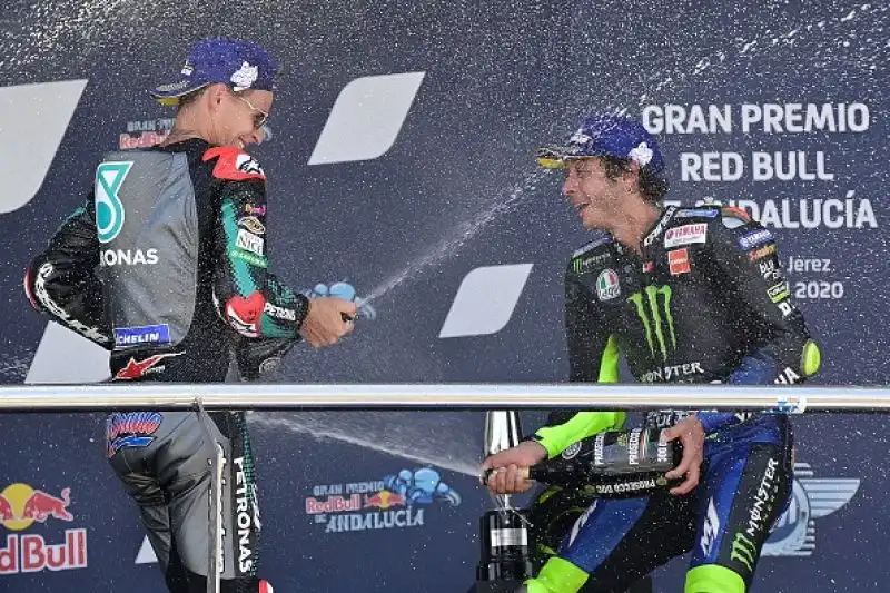 Fabio Quartararo vince il Gran Premio d'Andalusia, seconda prova del Mondiale di MotoGp, e  approfitta nel migliore dei modi dello stop forzato di Marc Marquez. 