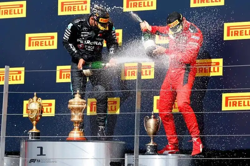 Lewis Hamilton conquista in modo incredibile il Gran Premio di Gran Bretagna e Charles Leclerc a sorpresa si assicura il secondo podio stagionale.