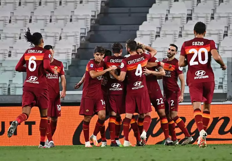 Dopo il vantaggio di Higuain la risposta della Roma con il gol di Kalinic e la doppietta di Perotti. Alla fine del match la consegna della coppa e la festa in campo per i bianconeri.