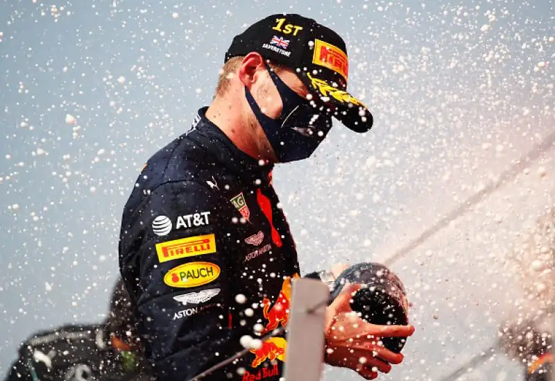 Il pilota delle Red Bull sul podio con Hamilton e Bottas.