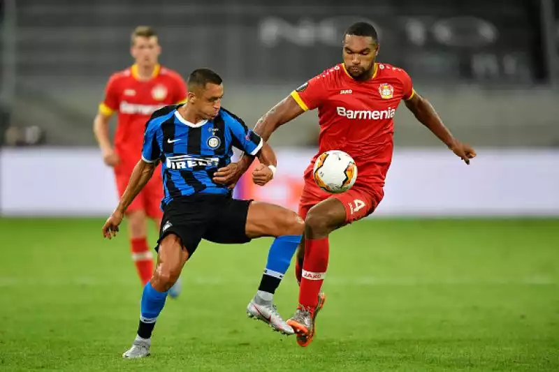 Barella e Lukaku, al nono gol di fila in Europa, castigano il Bayer Leverkusen e l'Inter va in semifinale di Europa League.
