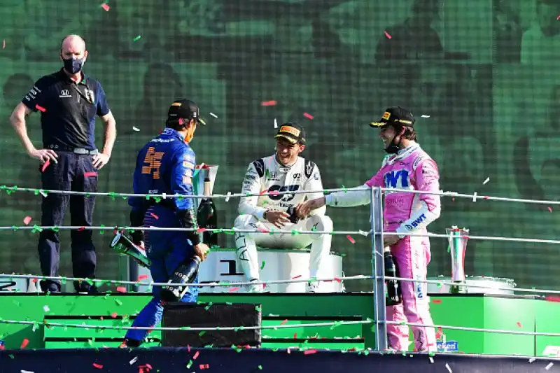 Il pilota della scuderia di Faenza ha preceduto sul podio Sainz e Stroll. Ritirate le Ferrari di Vettel e Leclerc.
