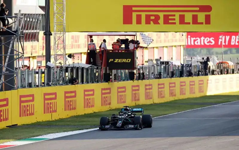 Lewis Hamilton ha vinto il primo Gran Premio di Toscana: al Mugello il campione del mondo ha trionfato al termine di unaltra gara pazza, durata oltre due ore e mezza.