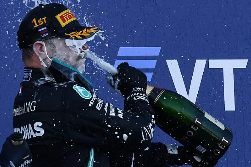 Sul podio con il finlandese la Red Bull di Max Verstappen e il compagno di scuderia Hamilton.