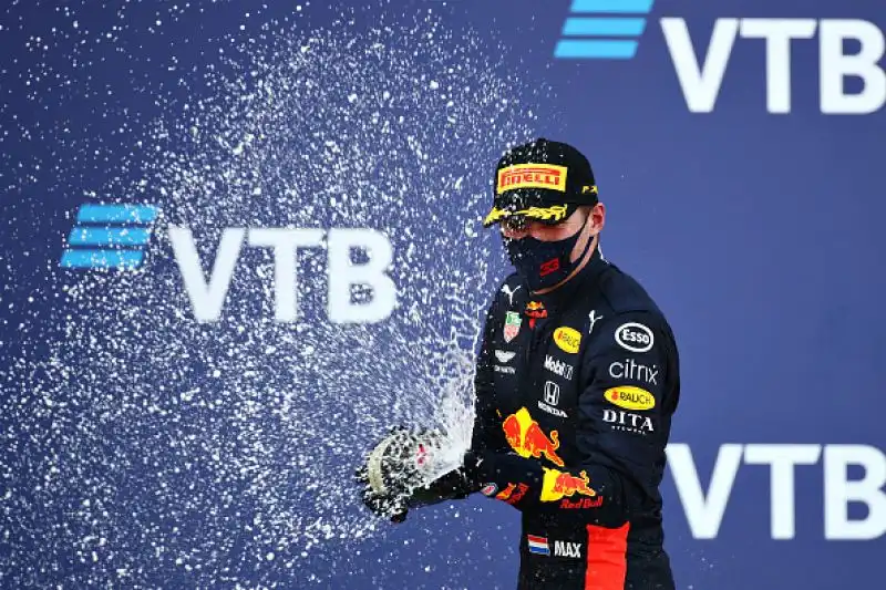 Sul podio con il finlandese la Red Bull di Max Verstappen e il compagno di scuderia Hamilton.