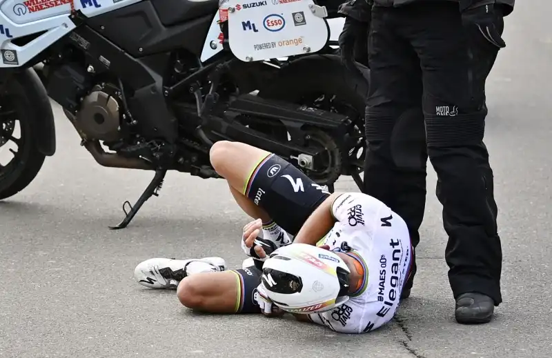 Il campione del mondo è caduto nel corso del Giro delle Fiandre.