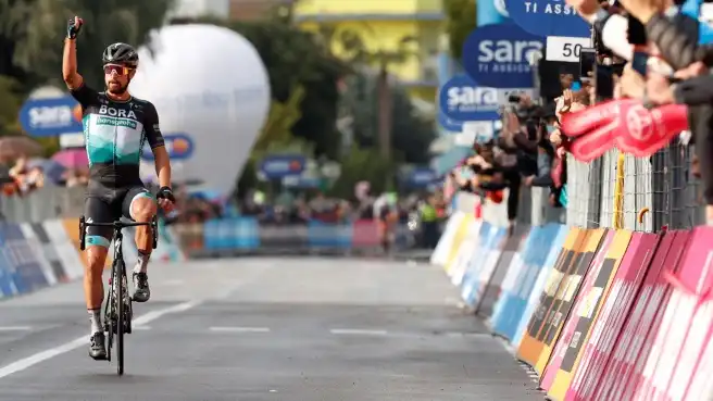 Giro: Peter Sagan illumina una giornata buia