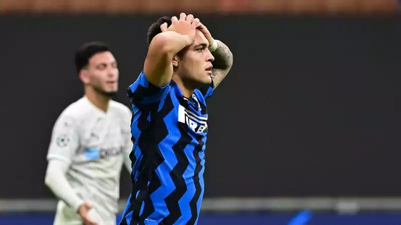 Conte, che aveva scelto Sanchez titolare, getta nella mischia Lautaro Martinez nella ripresa. Ma l'Inter manca il raddoppio e sbaglia troppo.