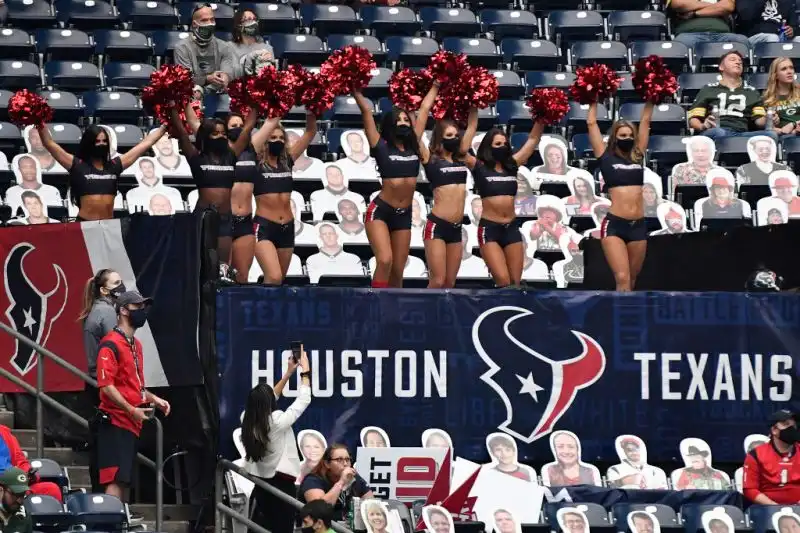 In Texas il football americano è seguitissimo e le cheerleaders non sono da meno.