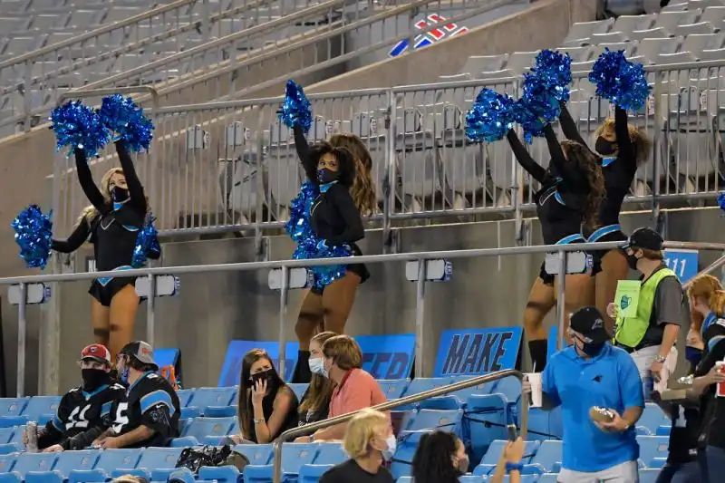 A Charlotte, in North Carolina, le cheerleaders sono abituate all'aria fresca nelle partite serali.