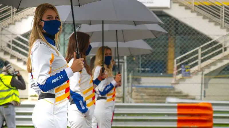 Giorgia Capaccioli ombrellina all'Autodromo di Monza. (foto Cristian Lovati)