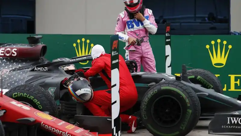 Proprio Vettel è stato la primissima persona a congratularsi con un commosso Hamilton in parco chiuso.