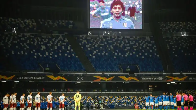 In una serata diversa dalle altre, con la palpabile commozione per l'addio a Diego Armando Maradona...