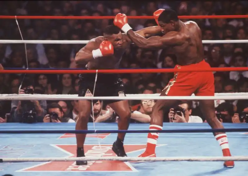 Il 25 febbraio del 1989 l'arbitro salva Frank Bruno dalla furia di Tyson sospendendo il match alla quinta ripresa.