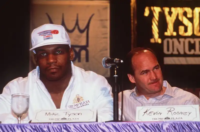 Con Kevin Rooney, dopo avere battuto Leon Spinks: siamo nel 1988.