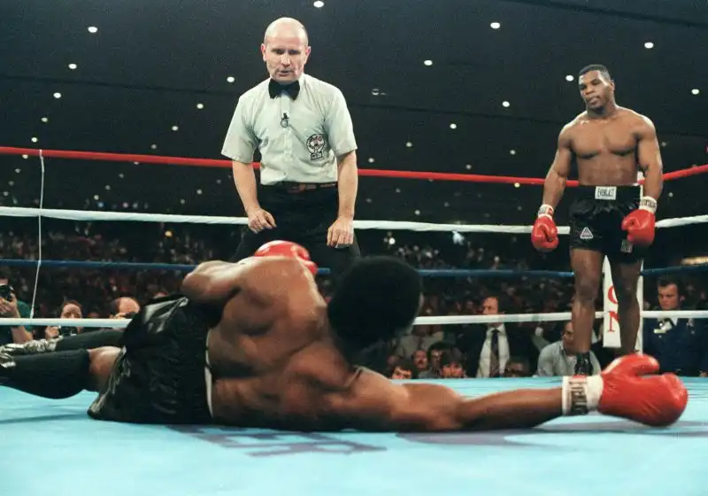 Il 22 novembre del 1986 sconfigge Trevor Berbick e diventa il più giovane campione del mondo nei pesi massimi.