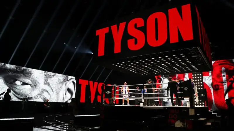 A distanza di 15 anni dal suo ultimo match, Mike Tyson (54 anni) è tornato sul ring per affrontare Roy Jones jr, (di tre anni più giovane)