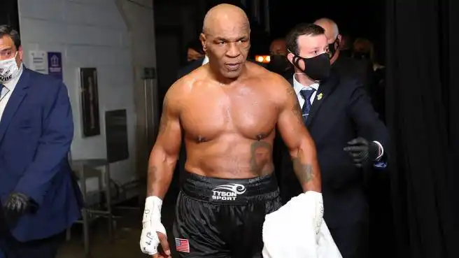 Mike Tyson pronto a tornare sul ring contro Lennox Lewis