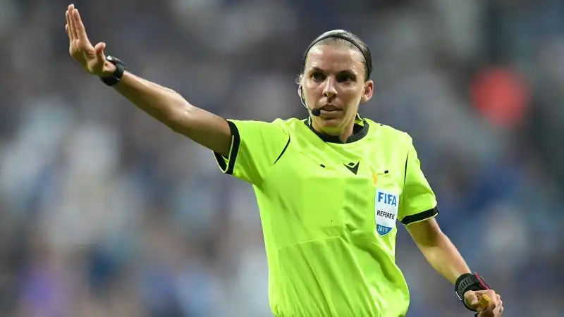 Per la prima volta nella storia un arbitro donna dirigerà una partita di Champions League.