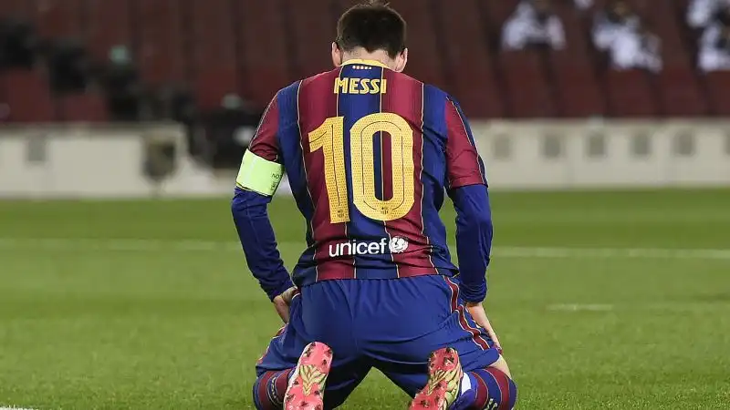 Dall'altra parte il Barça non brilla: anche Leo Messi è autore di una prova incolore e delude nella sfida contro Ronaldo, il rivale di sempre.
