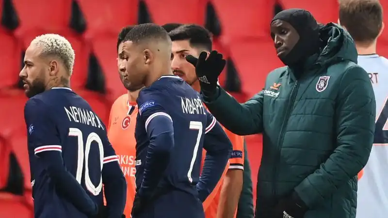 Anche i calciatori del Paris Saint Germain hanno solidarizzato con i loro avversari.