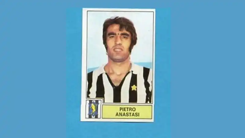 Pietro Anastasi -Campione d'Europa con la Nazionale nel 1968, bomber di Juve e Inter. Aveva 71 anniFoto: Panini