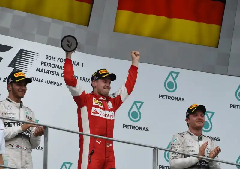 Malesia 2015: "Sì ragazzi, mi senti? Grazie mille ragazzi! Grazie! Grazie! Grazie! Forza Ferrari": questo l'urlo di gioia dopo la prima vittoria in rosso, al secondo Gp in Ferrari a Sepang.