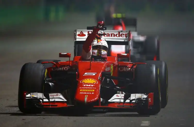 Il terzo successo in Ferrari arriva a Singapore, dove Vettel centra la prima pole position del Cavallino dopo 60 Gp, e conquista la vittoria dominando il Gran Premio dall'inizio alla fine.