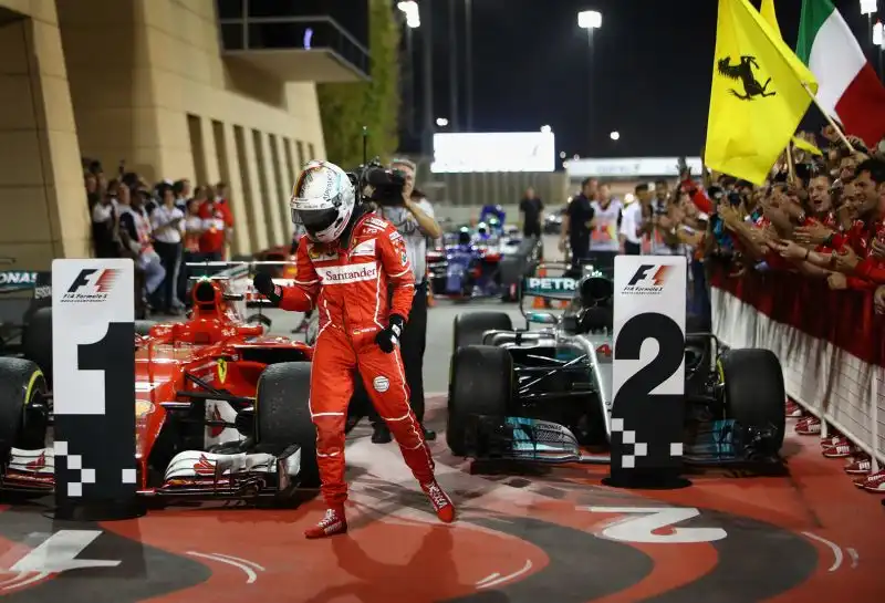 Quinto successo in Bahrain, a spese sempre della Mercedes: decisiva la strategia ai box in questa occasione.