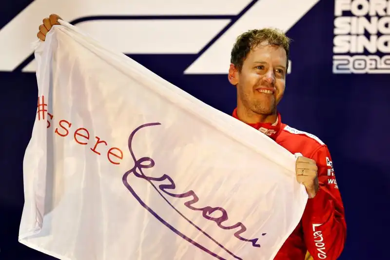 L'ultima vittoria di Vettel in Ferrari, la quattordicesima, è a Singapore 2019: preceduto il compagno di squadra Leclerc e prima doppietta per le rosse dal 2017.