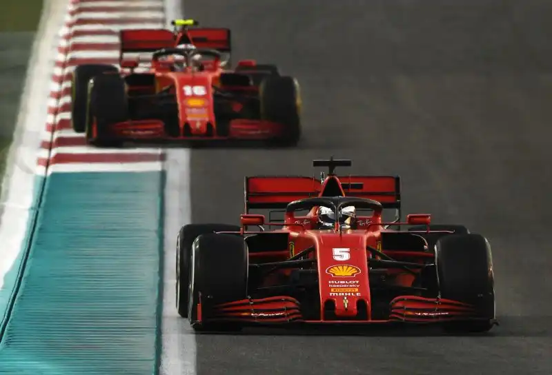 Ad Abu Dhabi l'ultimo ballo di Vettel con la Rossa di Maranello è amaro: il tedesco chiude al 14esimo posto, alle spalle del compagno di squadra Leclerc, tredicesimo.
