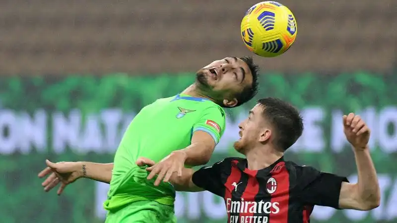 Il Milan vince 3-2 contro la Lazio nella 14a giornata di Serie A e conserva la testa della classifica messa a rischio dalla rimonta dei biancocelesti, capaci di rimontare da 0-2 a 2-2 prima di capitolare nel finale.