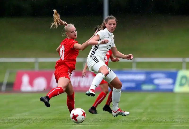 Passata allo Young Boys di Berna, qui per la prima volta Alisha ebbe modo di giocare in una squadra tutta femminile: il calcio le stava aprendo le porte.