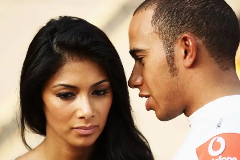Nel novembre dello stesso anno ha avviato una relazione con il campione di Formula 1 Lewis Hamilton