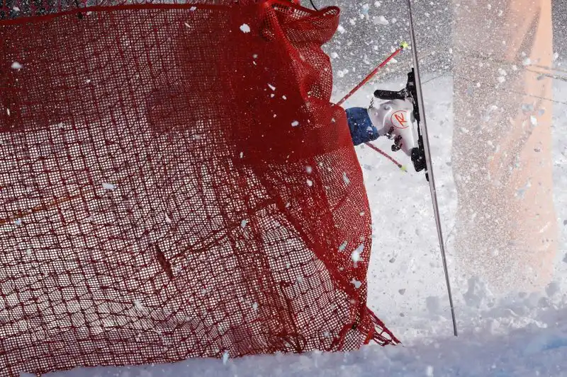 Kitzbuehel si conferma uno dei luoghi più affascinanti, ma anche più severi per lo sci alpino: lo riscoprono a loro spese Urs Kryenbuehl e Ryan Cochran-Siegle, rovinosamente caduti sulle nevi d'Austria