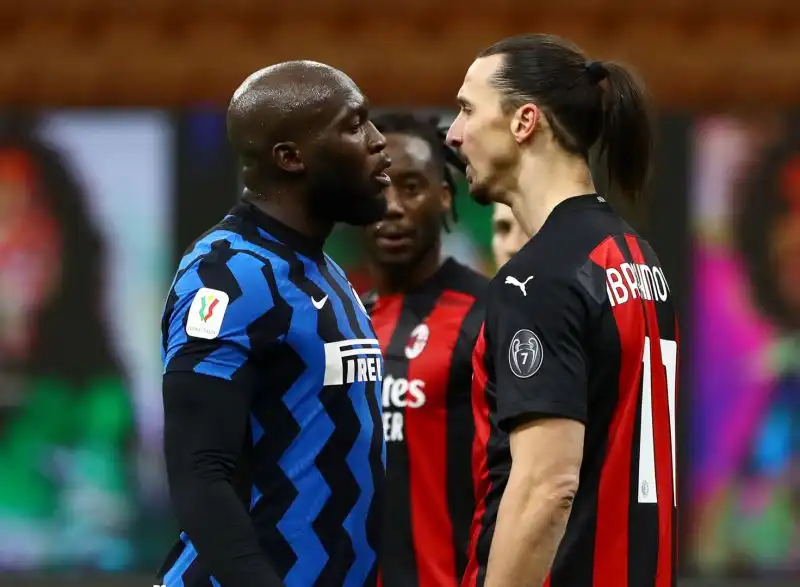 Nervi tesi tra Romelu Lukaku e Zlatan Ibrahimovic durante il derby di Coppa Italia  tra Inter e Milan a San Siro