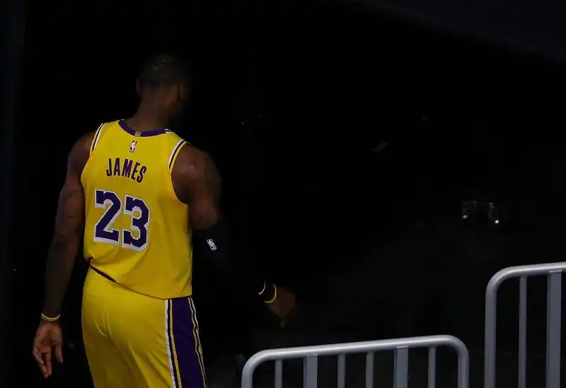 LBJ rientra negli spogliatoi, i Lakers si impongono 107-99