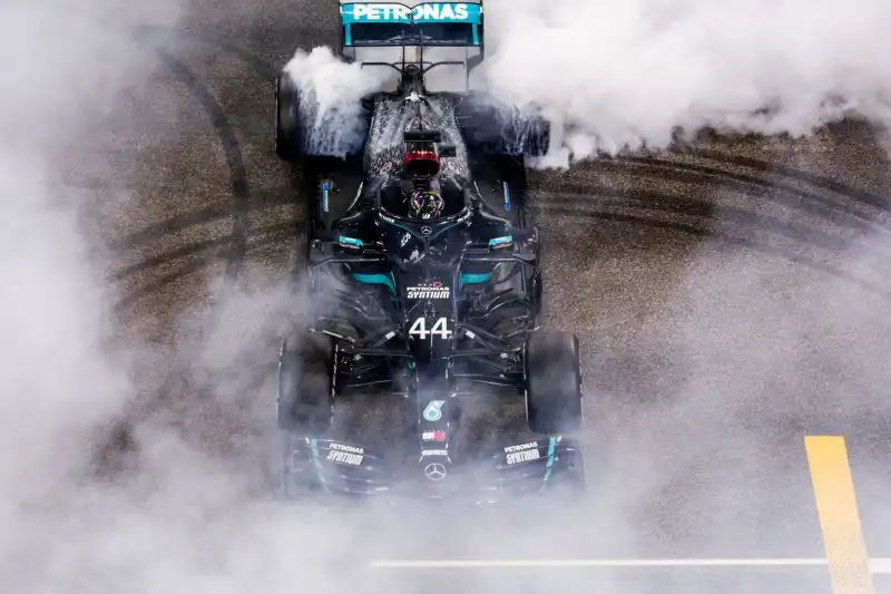 Hamilton nel 2020 non ha battuto il record di podi consecutivi che appartiene ancora a Michael Schumacher (19)