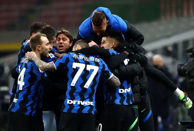 L'Inter supera per 3-1 la Lazio a San Siro nel posticipo e conquista la vetta della classifica di Serie A