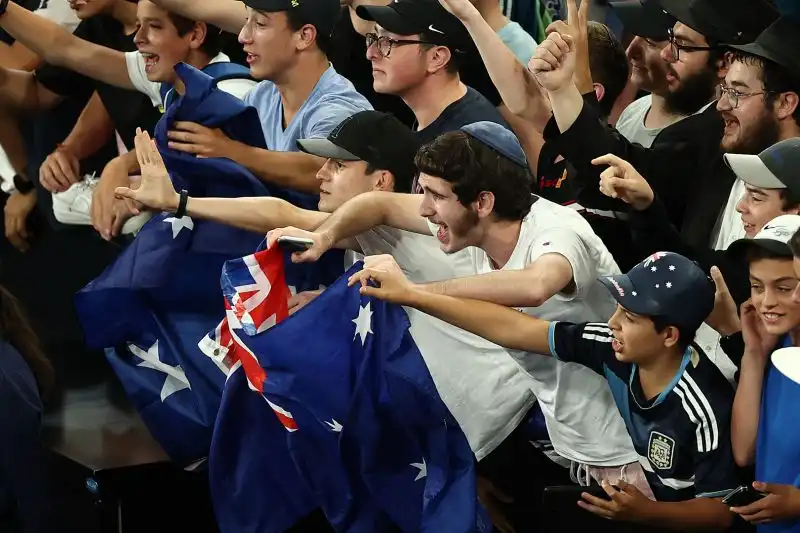Un argentino affianca un fan australiano