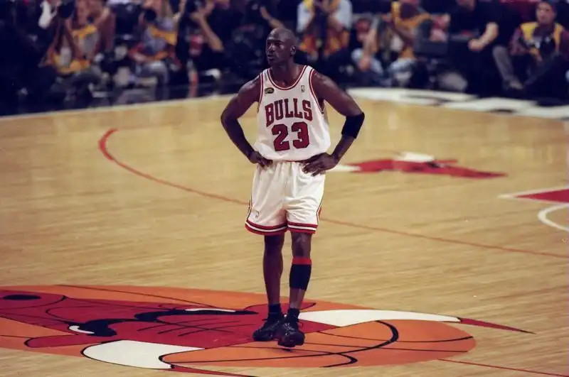 Michael Jordan sul parquet dello United Center di Chicago