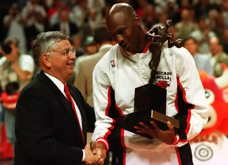 Michael Jordan riceve il premio di MVP 1996 dal Commissioner NBA David Stern